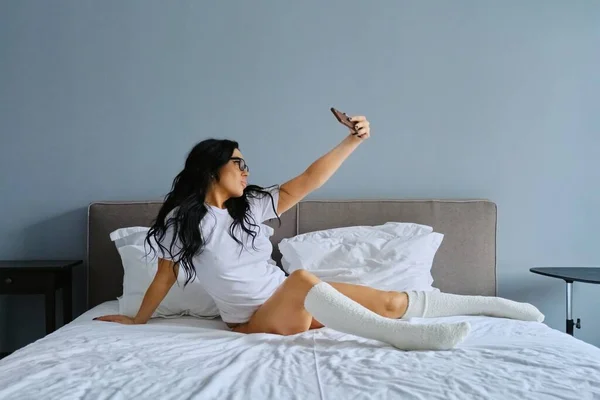 Linda Morena Óculos Posando Para Selfie Smartphone Mulher Amuada Lábios — Fotografia de Stock