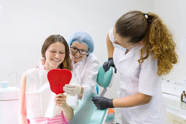 Nastolatka Fotelu Dentystycznym Lustrem Patrzącym Zęby Uśmiechnięta Lekarka Asystentka Koncepcja — Zdjęcie stockowe