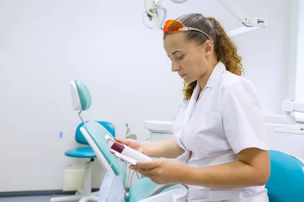 Doctora Dentista Femenina Seria Leyendo Anotación Medicina Antecedentes Consultorio Dental — Foto de Stock