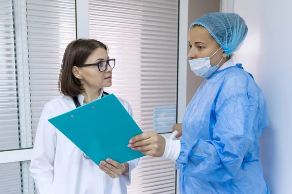 Две Женщины Доктора Разговаривают Больнице Медицинские Работники Планшетом Обсуждают Документы — стоковое фото