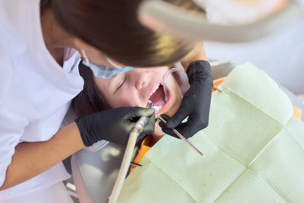 Close up dental treatment procedure in dental office — Stock Photo, Image