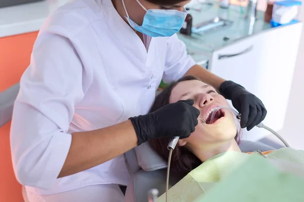 Teenager girl treating teeth at dentist office, consultation of orthodontist — Stock Photo, Image