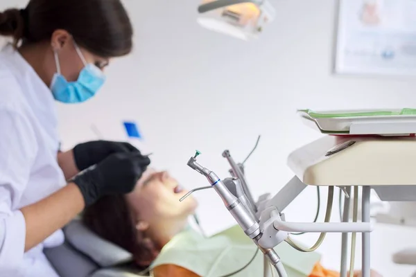 Equipos para herramientas de odontología en consultorio odontológico — Foto de Stock