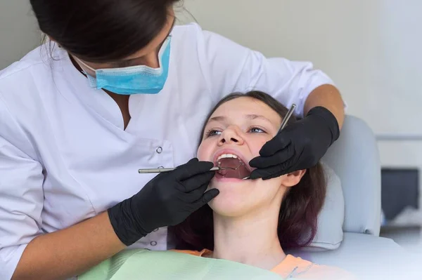 Close up dental treatment procedure in dental office — Stock Photo, Image