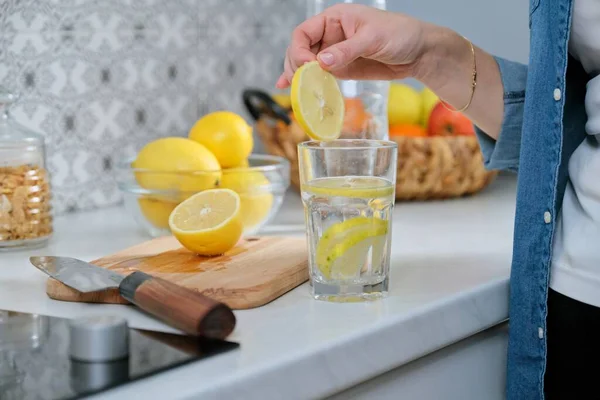 Female Hand Slice Lemon Kitchen Freshly Made Drink Sparkling Water — Stock Photo, Image