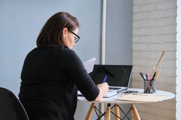 Femme Mûre Assise Son Bureau Avec Ordinateur Portable Écrivant Dans — Photo