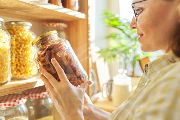 Almacenamiento Alimentos Despensa Mujer Sosteniendo Tarro Manzanas Secas Sol Mano — Foto de Stock