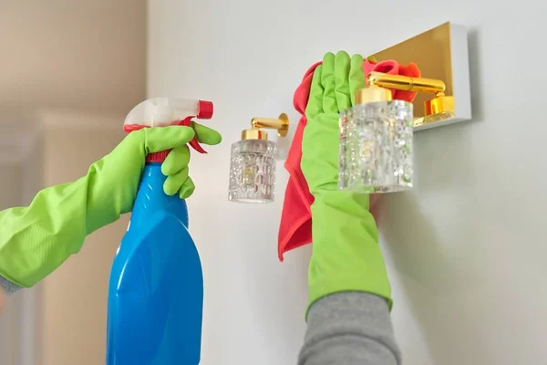 Hausreinigung Nahaufnahme Der Hände Mit Lappen Reinigungsmittel Reinigungs Und Polierlampe — Stockfoto