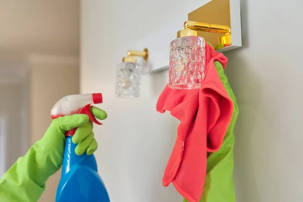 ハウスクリーニング ラグ洗剤で手のクローズアップ クリーニングと研磨ランプ シャンデリア — ストック写真