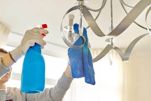 Limpieza Casa Primer Plano Las Manos Con Detergente Trapo Lámpara — Foto de Stock