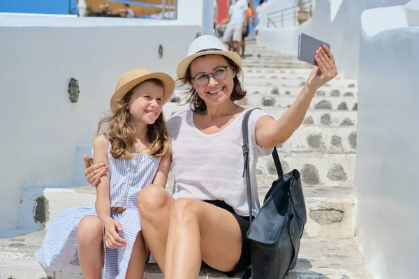 Madre Hija Del Niño Tomando Selfie Teléfono Inteligente Mientras Sienta — Foto de Stock