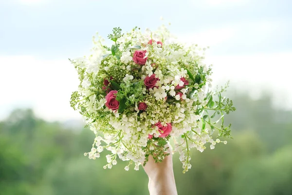 新鮮な花のクローズアップ花束は 女性の手で谷のユリと上昇した 結婚式 美しさ — ストック写真