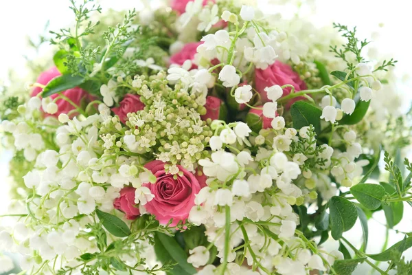 ピンクのバラの花とドロップで谷の白いユリのクローズアップ テーマ美容化粧品結婚式の春のためのロマンチックな背景 — ストック写真