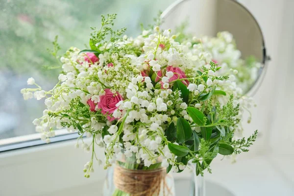 Våren Vår Färsk Bukett Liljor Dalen Rosa Rosor Blommande Viburnum — Stockfoto