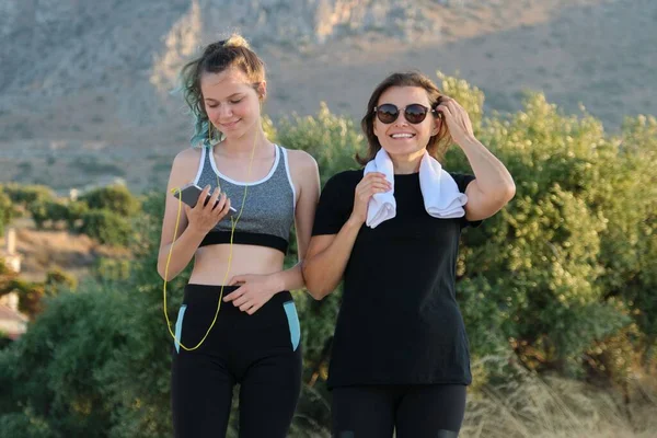 Moeder Dochter Tiener Sportkleding Doen Fitness Samen Achtergrond Zonsondergang Natuur — Stockfoto