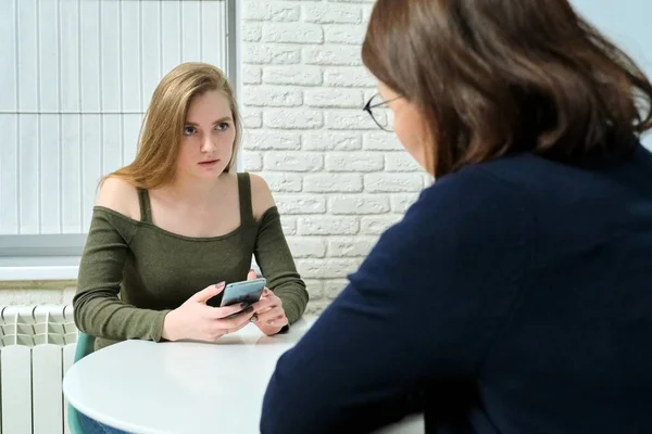 Jovem Reunião Com Psicóloga Sexo Feminino Estudante Contando Seus Problemas — Fotografia de Stock