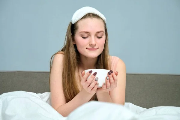 Красива Молода Жінка Років Блондинка Ліжку Чашкою Чаю Ранок Біле — стокове фото
