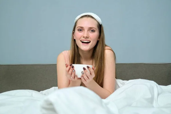 Красива Молода Жінка Років Блондинка Ліжку Чашкою Чаю Ранок Біле — стокове фото