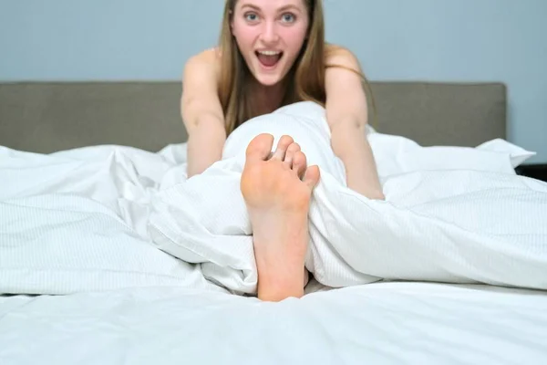 Оголена Нога Молодої Жінки Спить Білому Ліжку Здоровий Сон — стокове фото