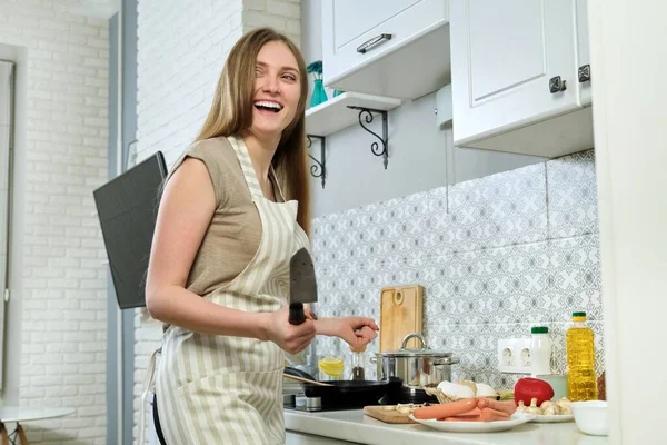 Ung Vacker Kvinna Förkläde Stående Kök Med Kniv Skära Mat — Stockfoto