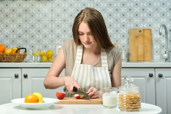 Giovane Bella Donna Con Frutta Cucina Femminile Seduta Tavola Taglio — Foto Stock