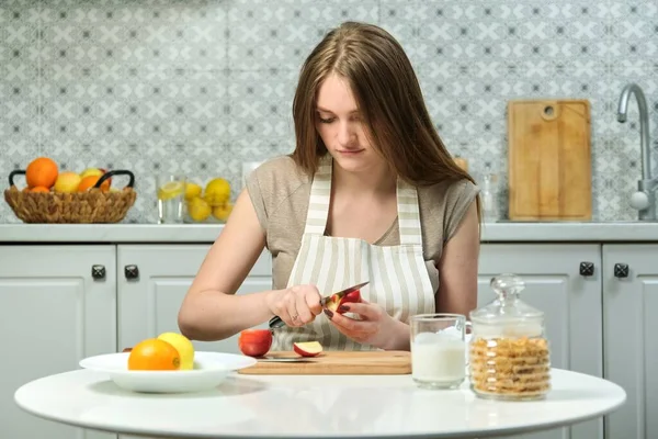 Молода Красива Жінка Фруктами Кухні Жінка Сидить Столом Ріже Яблука — стокове фото