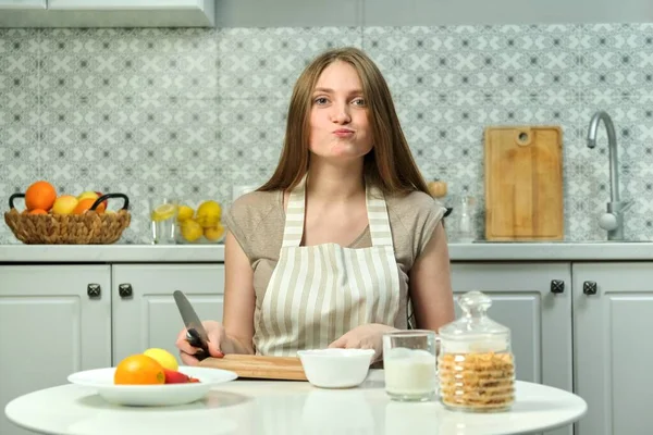 Jonge Mooie Vrouw Zit Aan Tafel Keuken Met Fruit Producten — Stockfoto