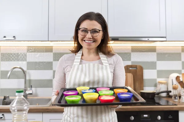 Gammal Kvinna Förkläde Med Bakplåt Med Muffins Som Förbereds Kvinna — Stockfoto