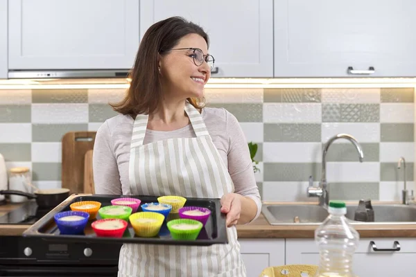 Gammal Kvinna Förkläde Med Bakplåt Med Muffins Som Förbereds Kvinna — Stockfoto