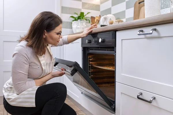 Mujer Madura Delantal Cerca Del Horno Cocina Ama Casa Encendiendo — Foto de Stock