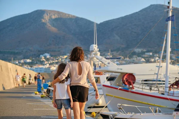 母亲和女儿抱着孩子在码头上散步 家庭暑假 背靠背的游艇 风景如画的海景 — 图库照片