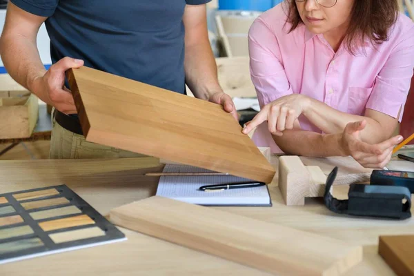 Trabajo de primer plano en taller de muebles de carpintería — Foto de Stock