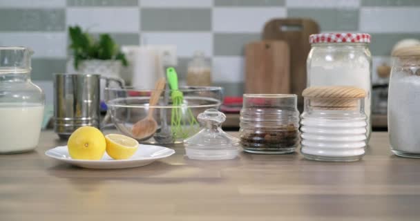 Ingredientes para hornear en la mesa en la cocina casera. Control deslizante de seguimiento de tiro — Vídeos de Stock