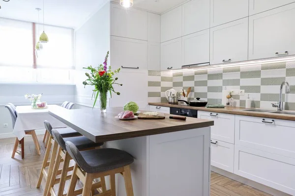 Wohnküche Innenausstattung, Küchenmöbel, Kochprozess — Stockfoto