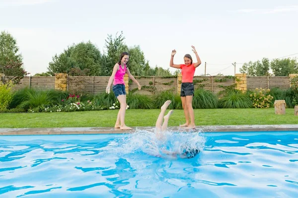 Grupo de tres novias adolescentes divirtiéndose en la piscina —  Fotos de Stock