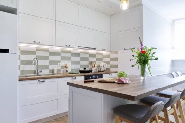 Ev mutfağı, mutfak mobilyası, yemek pişirme süreci.