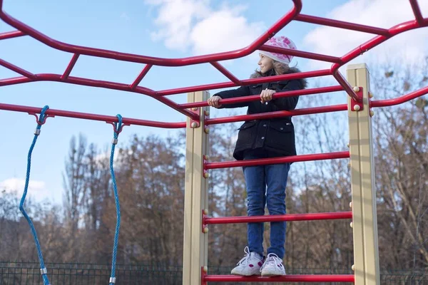 Niña de 8 años, 9 años en equipos deportivos al aire libre, parque infantil — Foto de Stock