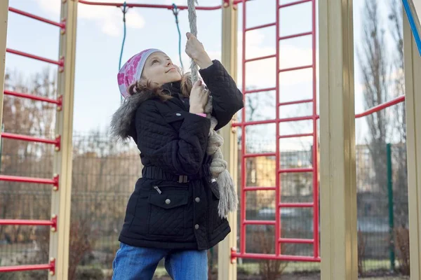 Девочка 8, 9 лет на открытой спортивной площадке, детская площадка — стоковое фото