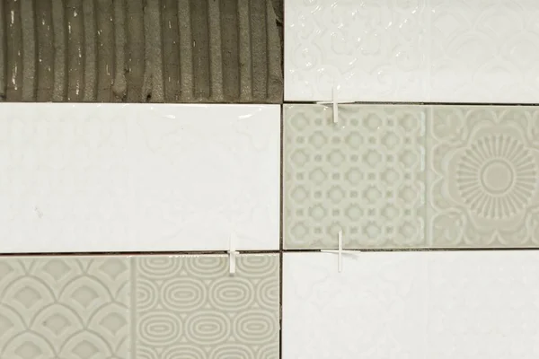 Close-up of tile laying, tiles glued to glue with cement, nobody — Stock Photo, Image