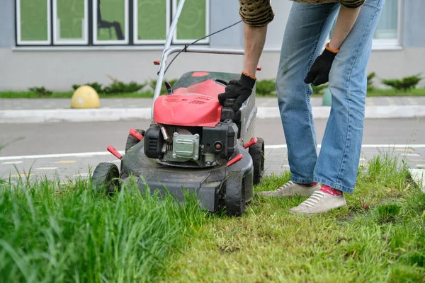 Working lawn mower on green lawn with trimmed grass — Stock Photo, Image