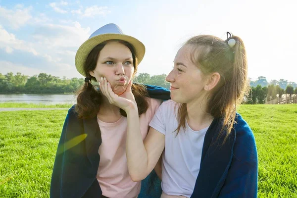 Retrato de duas meninas adolescentes, namoradas se divertindo na natureza — Fotografia de Stock