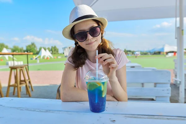 Retrato de verano de adolescente en gafas de sol sombrero con cóctel de bayas —  Fotos de Stock