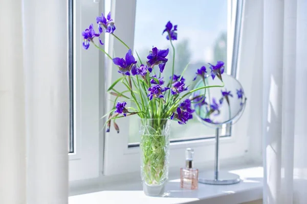 花瓶、香水、窓の化粧鏡に美しい青紫色の虹彩のクローズアップ — ストック写真