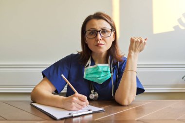 Web kamerasına bakan kadın doktor, video konferansı