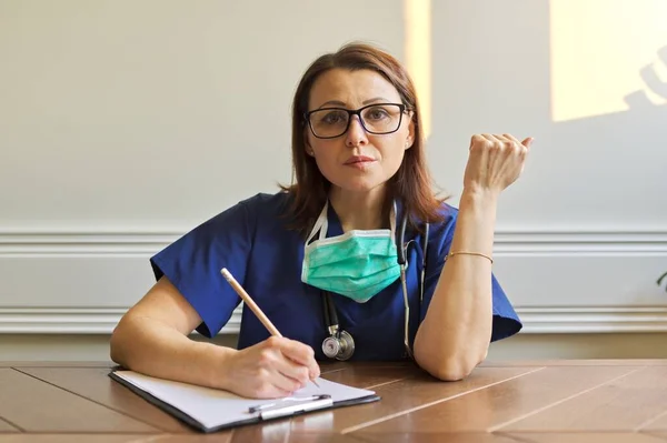 Médica feminina olhando para webcam, videoconferência — Fotografia de Stock