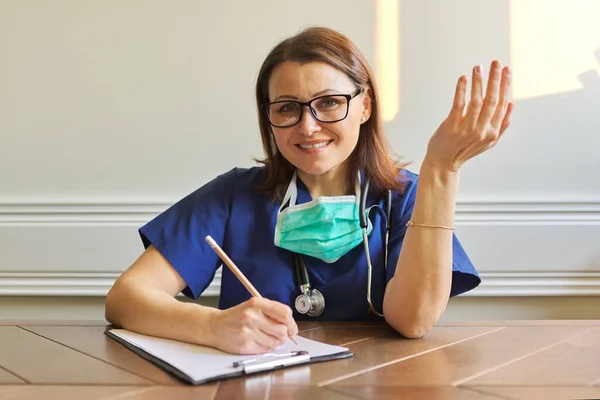 Médica feminina olhando para webcam, videoconferência — Fotografia de Stock