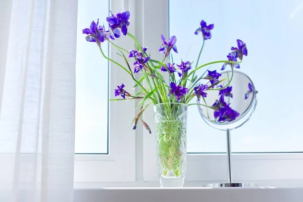 花瓶の美しい青紫色の虹彩のクローズアップ、窓の化粧鏡 — ストック写真