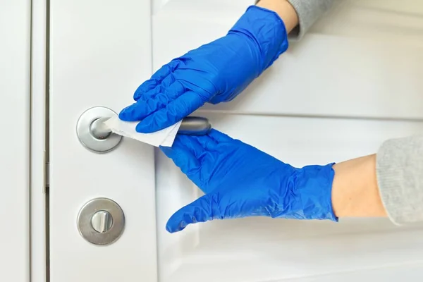 Närbild av händer i gummihandskar desinficera dörrhandtag — Stockfoto