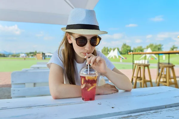 Retrato de verano de adolescente en gafas de sol sombrero con cóctel de bayas —  Fotos de Stock
