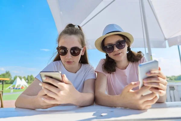 Duas Adolescentes Com Smartphones Sentados Conversando Café Livre Verão Jovens — Fotografia de Stock